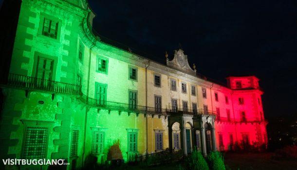 villa bellavista illuminata con il tricolore